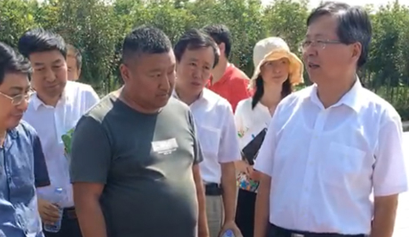 農(nóng)業(yè)部及負責(zé)領(lǐng)導(dǎo)一起參觀了愛麗潔農(nóng)村廁所改造產(chǎn)品，并得到了認可